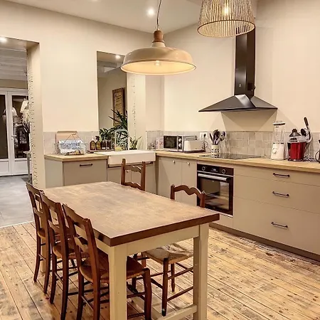 Designer Townhouse With 2 Stunning Terraces *