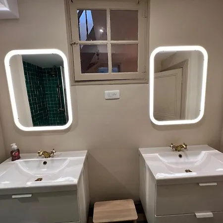 Designer Townhouse With 2 Stunning Terraces *