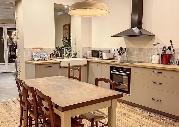 Designer Townhouse With 2 Stunning Terraces *