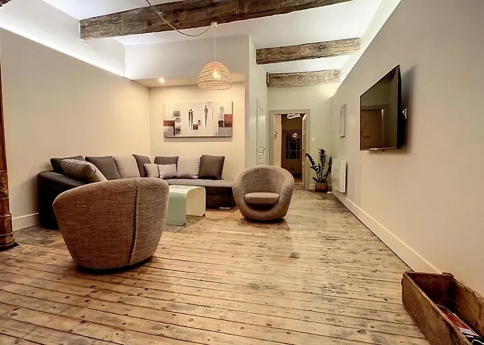 Designer Townhouse With 2 Stunning Terraces