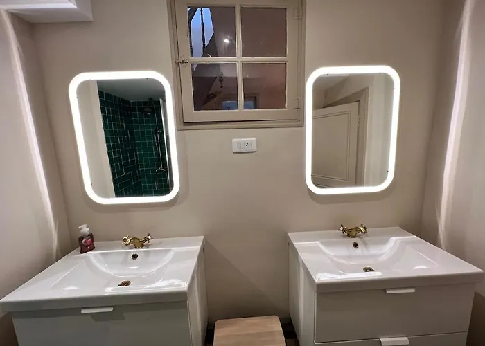 Designer Townhouse With 2 Stunning Terraces *